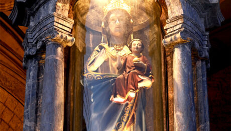 hornacina virgen blanca, iluminación, balconada,