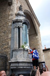 victor laguardia, ofrenda, flores, virgen blanca, deportivo alaves, ascenso,