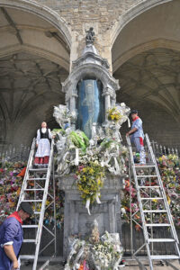 vitoria fiestas ofrenda flores virgen