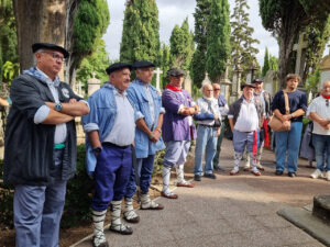 celebración día de santiago, cementerio, blusas