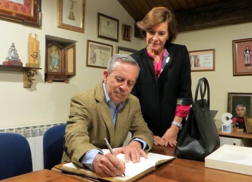 2017-10-23-Visita-Pedro-Anitua.-Donación-cuadro-2